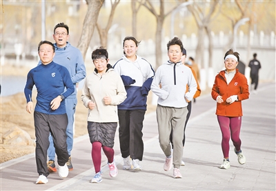     春季，慢跑受到很多市民青睞。