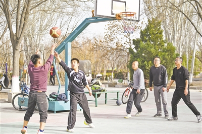     市民在公園內(nèi)打籃球。