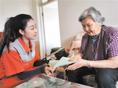 <p>　　工作人員給居民辦理開通天然氣手續(xù)。　　</p>