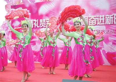 3月7日，銀川市興慶區舉行紀念三八婦女節表彰先進暨文藝展演活動，向三八紅旗手、優秀婦女組織、巾幗文明崗等先進個人和集體頒獎。興慶區文化旅游體育廣電局組織文藝團體獻上精彩的文藝節目，為婦女先進送上節日祝福。本報記者  高曉剛  攝