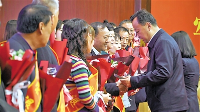    開展“退休不褪色薪火永相傳”干部榮譽退休儀式。