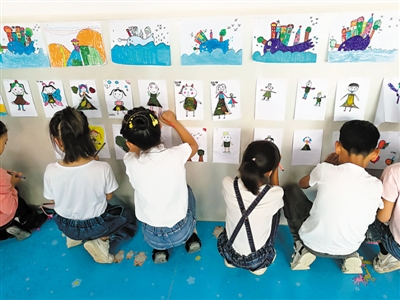 <p>　　移民村孩子拿起畫(huà)筆描繪美好生活。　　	　　　　　　（圖片由受訪者提供）</p>