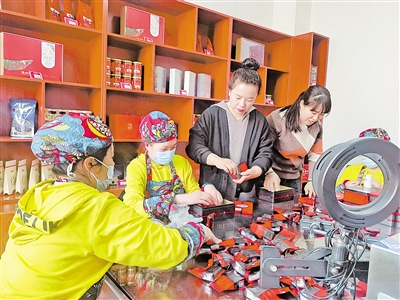 徐海俠（右二）和同事在打包即將出售的枸杞產品。