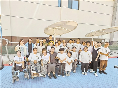     徐海俠（前排左四）與紅寺堡區殘疾人托養（自強）中心的孩子們。
