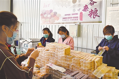 <p>　　鹽池縣“對了”雜糧食品公司工作人員在分裝小雜糧產品。我區企業積極履行好食品安全主體責任，嚴把市場準入關，保障市場供應，暢通追溯渠道，確保老百姓“吃得放心、用得安心”。</p>