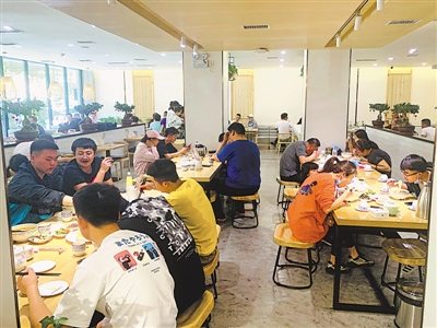 <p>　　吳忠市利通區一早茶拉面館恢復往日人氣。利通區開展電商美食節活動，近百家餐飲店參與，為顧客每人發放50元餐飲電子消費券是活動最大亮點。</p>
