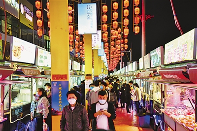 <p>　　充滿煙火氣的銀川市西夏區懷遠夜市人氣火爆。銀川市多措并舉，在做好疫情防控的同時，積極推出夜間餐飲、旅游、文化娛樂等消費活動，逐步恢復“夜經濟”發展，不斷擴大內需，提升城市活力。　本版圖片均本報記者　王鼎　攝</p>