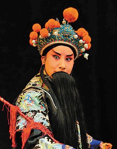 <p>　　屈連英在演出中。</p><p>　?。▓D片由受訪者提供）</p>