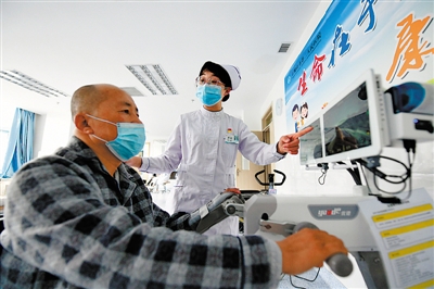 <p>　?、佟∈焐绞械诙嗣襻t院康復醫學科護士長、第三批寧夏援助湖北醫療隊隊員劉佳正在指導、幫助病人進行康復訓練。</p>