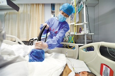 <p>　?、摺幭尼t科大學總醫院呼吸與危重癥醫學科主管護師、第六批寧夏援助湖北醫療隊隊員王蓓正在呼吸監護室為病人做體位引流治療。</p>
