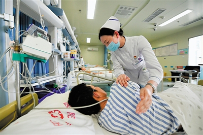 <p>　?、唷∈焐绞械诙嗣襻t院重癥醫學科（ICU）護士長、第三批寧夏援助湖北醫療隊隊員吳麗正在為久臥病床的病人拍打后背。</p>