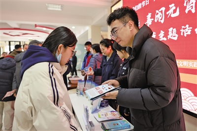 2月12日，銀川市興慶區前進街司法所聯合銀華社區開展“蛇來運轉　法治元宵”法治宣傳活動。
