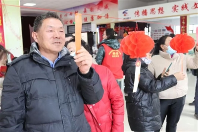 2月11日，青銅峽市檢察院“晶石·未成年人·檢察”工作室深入惠源社區(qū)，開展“歡樂元宵，法治同行”元宵節(jié)法治宣傳活動。受訪單位供圖