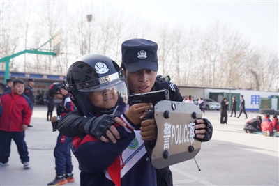 近日，中寧縣公安局在少年警校訓練基地舉辦“警營開放日”活動，組織100余名學生代表走進警營，通過沉浸式體驗警營文化、零距離感受特警風采，為青少年的成長注入更多“警”彩力量。本報記者 翟迎春 攝