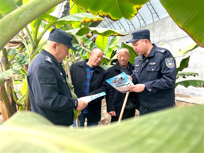 良田鎮(zhèn)派出所民警走進溫棚宣傳法律知識。受訪單位供圖