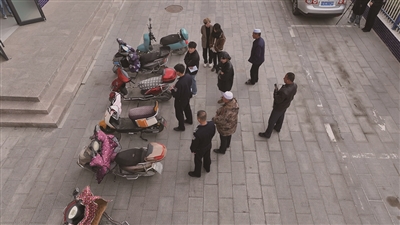 閩寧鎮居民在家門口就能辦理車駕管服務。
