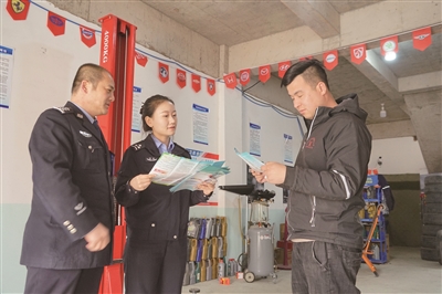 民警走進轄區商鋪，告知流動車管所就近辦理原則。
