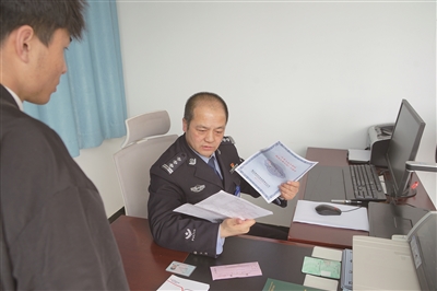 民警為居民辦理電動車入戶上牌業務。
