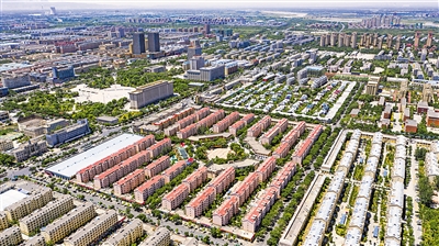 吳忠市利通區(qū)金星鎮(zhèn)金花園社區(qū)航拍圖。從航拍照片看，廣場(chǎng)位于社區(qū)的中心，廣場(chǎng)也是社區(qū)各族居民的活動(dòng)中心、交往中心和休閑中心。                           本報(bào)記者 黨碩 攝