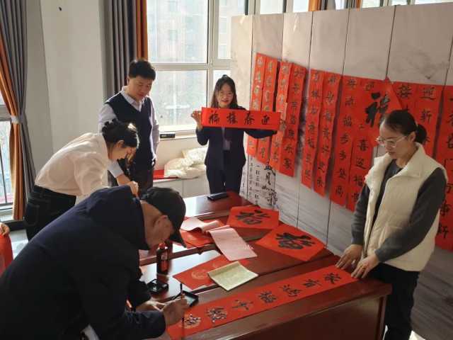 新春走基層丨翰墨書香迎新春 義寫春聯送祝福