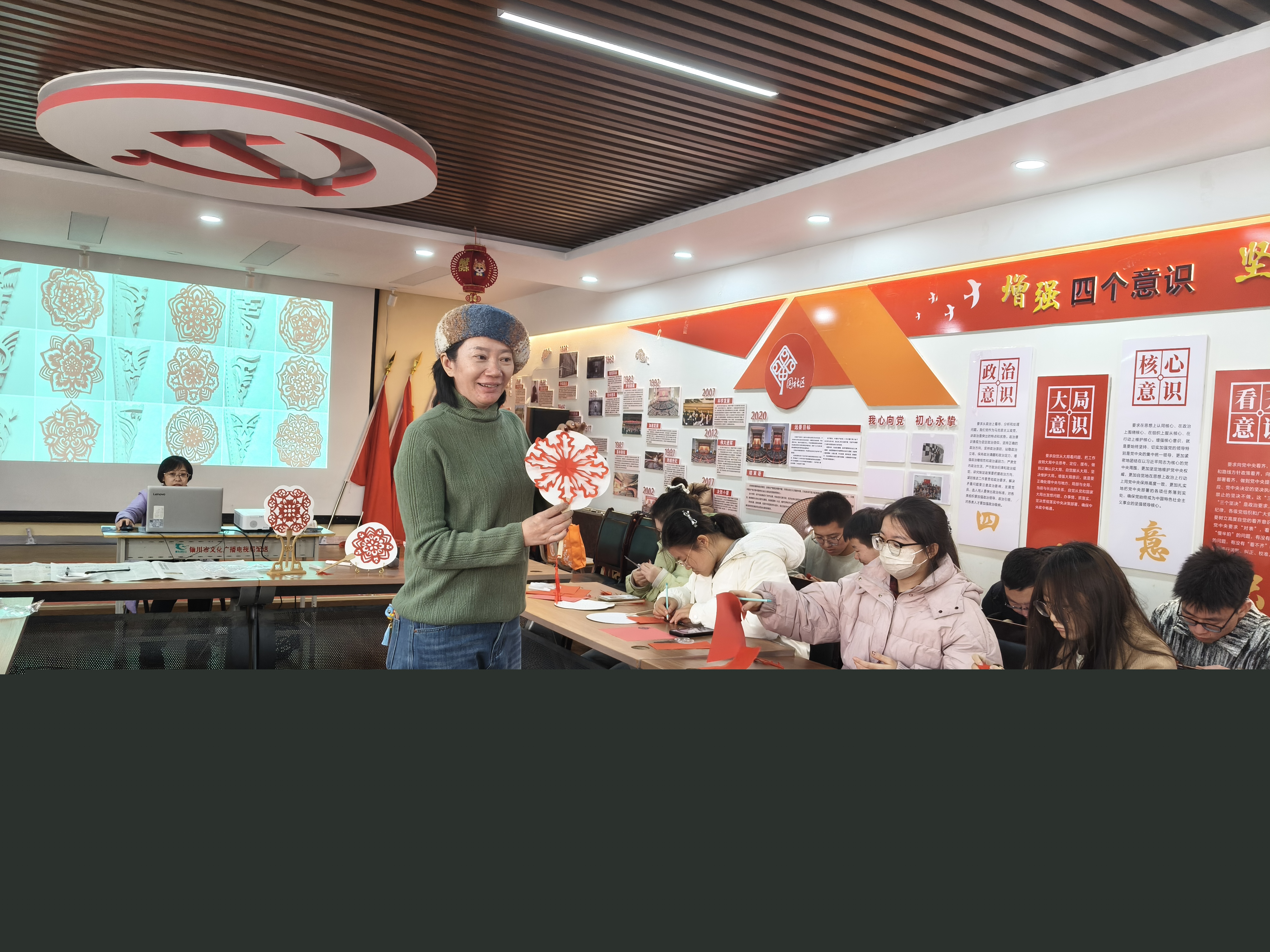 非遺青年行 邂逅指尖綻放的剪紙藝術(shù)(21518926)-20250102152633.jpeg
