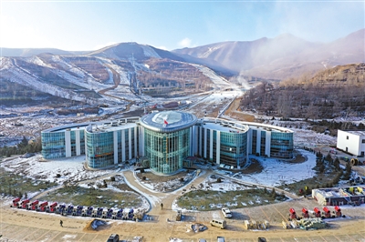 <p>　　2　寧夏婭豪國(guó)際滑雪場(chǎng)</p><br/><p>　　寧夏婭豪國(guó)際滑雪場(chǎng)項(xiàng)目位于興盛鄉(xiāng)新旗村，是涇源縣通過(guò)招商引資引進(jìn)遼寧沈陽(yáng)婭豪滑雪產(chǎn)業(yè)集團(tuán)投資建設(shè)的全域旅游發(fā)展重點(diǎn)建設(shè)項(xiàng)目滑雪場(chǎng)每年可接待游客35萬(wàn)人次，可提供周邊群眾就業(yè)崗位400多個(gè)，進(jìn)一步延長(zhǎng)旅游服務(wù)產(chǎn)業(yè)鏈，豐富四季旅游業(yè)態(tài)，拓寬群眾增收渠道。</p>