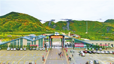 <p>　　3　六盤(pán)山國(guó)家森林公園</p><br/><p>　　六盤(pán)山是紅軍長(zhǎng)征翻越的最后一座高山，被譽(yù)為黃土高原上的一顆綠色明珠，是西北地區(qū)重要的水源涵養(yǎng)林基地，也是享譽(yù)區(qū)內(nèi)外的旅游避暑勝地。</p>