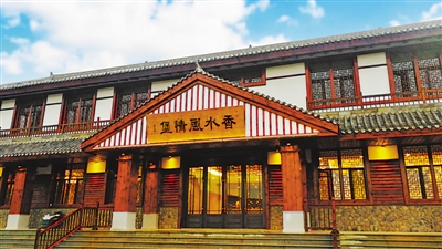 <p>　　5　香水風(fēng)情堡</p><br/><p>　　涇源縣重點(diǎn)打造的特色村寨和精品民宿，也是涇華路20公里旅游服務(wù)帶上的一顆璀璨明珠。由樹(shù)木環(huán)繞花景和大田花海組成，成為集旅游觀光、休閑避暑、旅游扶貧于一體的鄉(xiāng)村旅游示范點(diǎn)。</p>