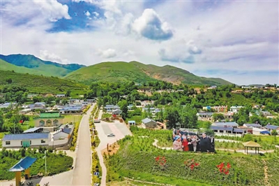 <p>　　6　楊嶺村田園綜合體</p><br/><p>　　圍繞以“生態(tài)稟賦為基礎(chǔ)、特色產(chǎn)業(yè)為依托，民宿開(kāi)發(fā)為支撐、脫貧記憶為靈魂”的開(kāi)發(fā)思路，以“絲路古道、紅色驛站、田園鄉(xiāng)愁、脫貧記憶”為旅游開(kāi)發(fā)品牌，精心設(shè)計(jì)發(fā)展規(guī)劃，打造“南有陜西袁家村，北有寧夏楊嶺村”社會(huì)知名度和區(qū)域影響力，實(shí)現(xiàn)文化旅游融合發(fā)展。</p><br/><p>　　（本版文圖均涇源縣文化旅游廣電局提供）</p>