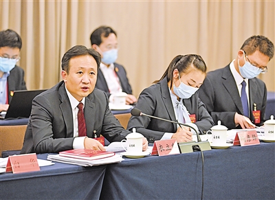 連日來，參加中國共產黨第二十次全國代表大會的寧夏代表認真學習討論黨的二十大報告。   本報記者 左鳴遠 攝