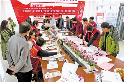 11月21日，文藝文化志愿者們揮筆寫字、潑墨作畫，為促進(jìn)鄉(xiāng)村文化繁榮助力。當(dāng)天，銀川市興慶區(qū)文聯(lián)組織部分文藝文化志愿者，走進(jìn)掌政鎮(zhèn)茂盛村，開展送文化進(jìn)鄉(xiāng)村志愿服務(wù)活動(dòng)。本報(bào)通訊員 邵軒 攝