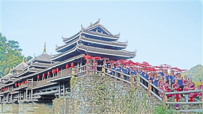     8月26日，三江侗族自治縣程陽八寨景區(qū)。程陽八寨位于三江侗族自治縣林溪鎮(zhèn)，立足中國侗族原生態(tài)旅游資源，通過旅游銷售油茶、茶葉、侗族工藝品等提高群眾收入。