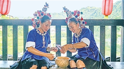     程陽橋上，侗族婦女在展示制作侗族刺繡產(chǎn)品。繡品圖案精美、色彩艷麗，成為當(dāng)?shù)靥厣a(chǎn)業(yè)。