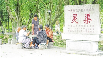     靈渠位于廣西壯族自治區(qū)桂林市興安縣，全長36.4公里，是連接長江流域和珠江流域的一條古代運河。水清岸綠渠暢景美，每年吸引游客100多萬人次。