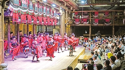     8月27日，在廣西桂林市龍勝各族自治縣龍脊鎮(zhèn)黃洛瑤寨，紅瑤姑娘表演曬紅衣，紅瑤梳長發(fā)等特色活動。黃洛瑤寨共有83戶，348人，獲評“首批中國少數(shù)民族特色村寨”。