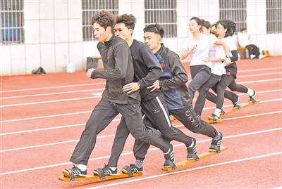     參加板鞋競速的6名運(yùn)動員在訓(xùn)練。