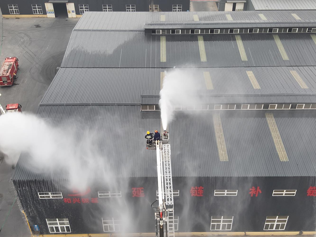 吳忠消防開(kāi)展大跨度廠房滅火救援拉動(dòng)及供水能力測(cè)試0.JPG